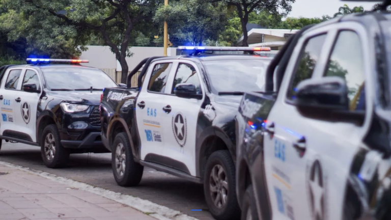 Agente municipal es captada presuntamente robando en una farmacia en Guayaquil