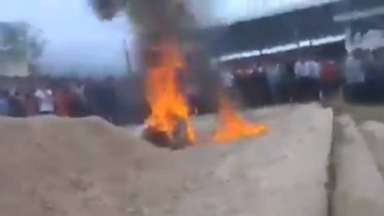 Impactante: linchan y queman vivos a presuntos asesinos que sacaron de la cárcel