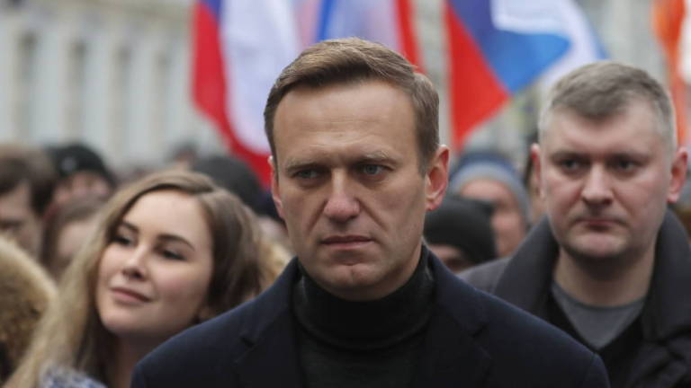 Hallan restos de veneno en botella del hotel donde estuvo el opositor ruso Navalni