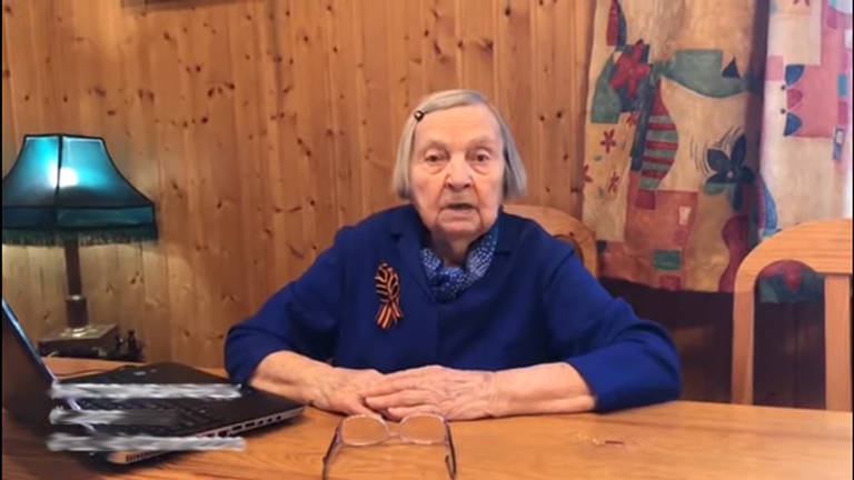 Bloguera rusa de 97 años recauda dinero para médicos muertos por COVID-19