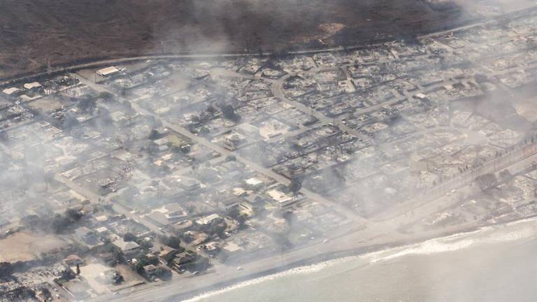 Vista aérea de los edificios dañados en Lahaina, Hawái, como consecuencia de un gran incendio forestal