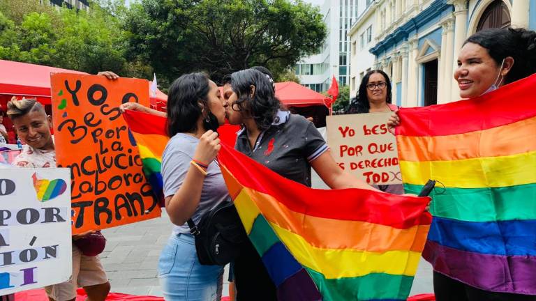 Con besos reivindican los derechos de la comunidad LGBTI en Ecuador