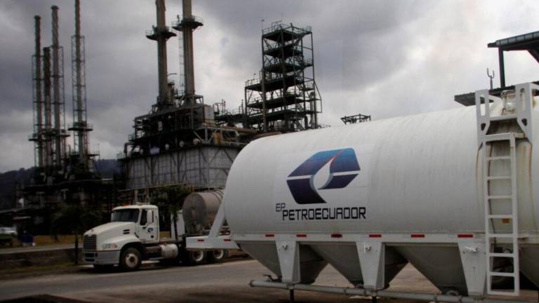Petroecuador firma contrato con empresa privada para manejo de derivados de petróleo por 15 años