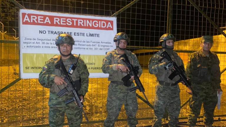 Fotografía de personal militar custodiando una hidroeléctrica.