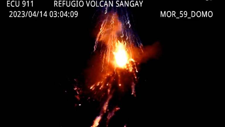 Video reporta flujo de lava que desciende del volcán Sangay, cuyo nivel de alerta es amarillo