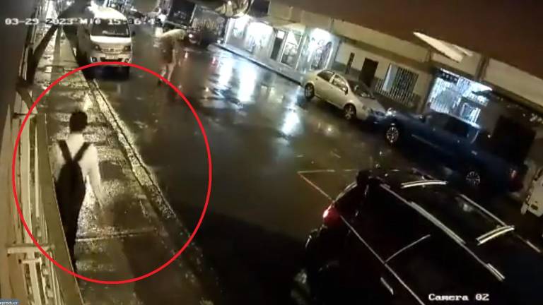 Video revela instante en que delincuentes secuestran al hombre que apareció con chaleco de explosivos en Sauces 9