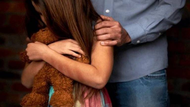 Hombre abusa sexuamente de su hija menor de edad y es sorprendido por su esposa
