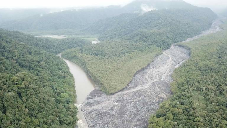 El río Upano desbordado y en peligro por la caída de material volcánico del Sangay
