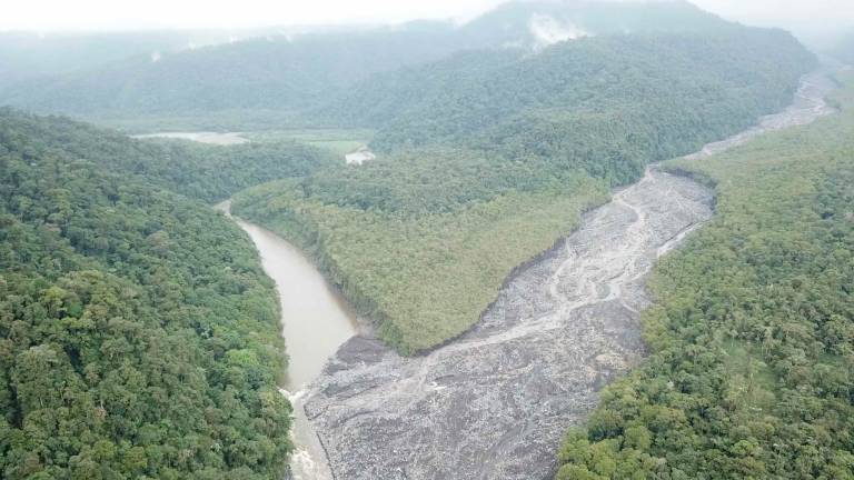 El río Upano desbordado y en peligro por la caída de material volcánico del Sangay