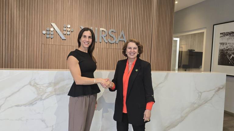 Melissa Aguirre, gerente de Asuntos Corporativos de NIRSA (izquierda); y Rosalía Arteaga, presidenta ejecutiva de Fundación FIDAL.