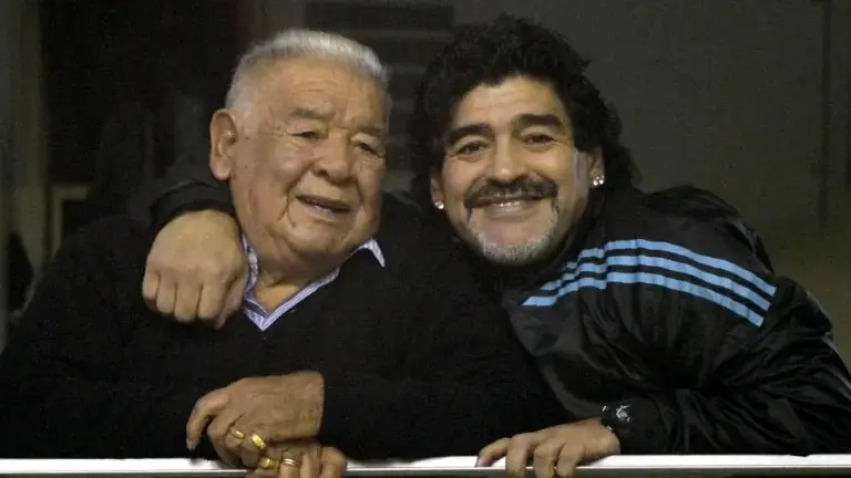Diego Maradona junto a su padre.