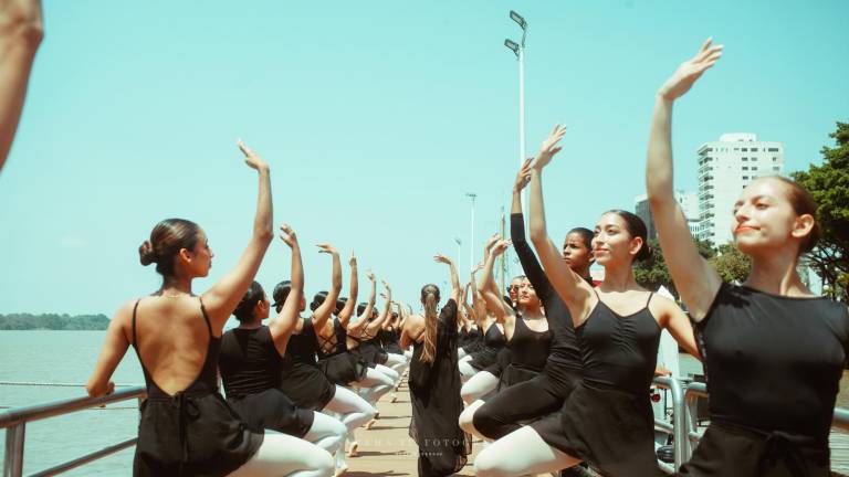 Cien bailarinas convierten al Malecón 2000 en escenario de ballet sin precedentes