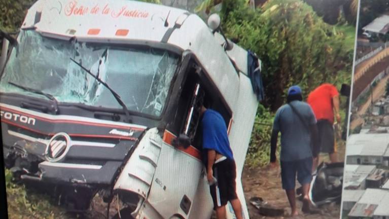 VIDEO | Choque entre tráiler y bus escolar en la vía a Daule deja dos heridos y derrame de químicos en el río