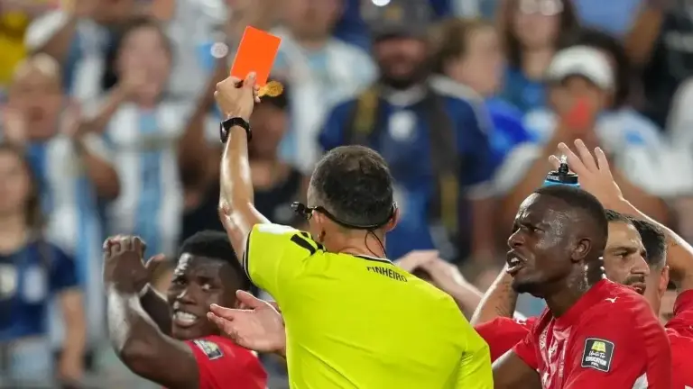 Breel Embolo siendo expulsado ante Argentina en los cuartos de final del Mundial 2026.
