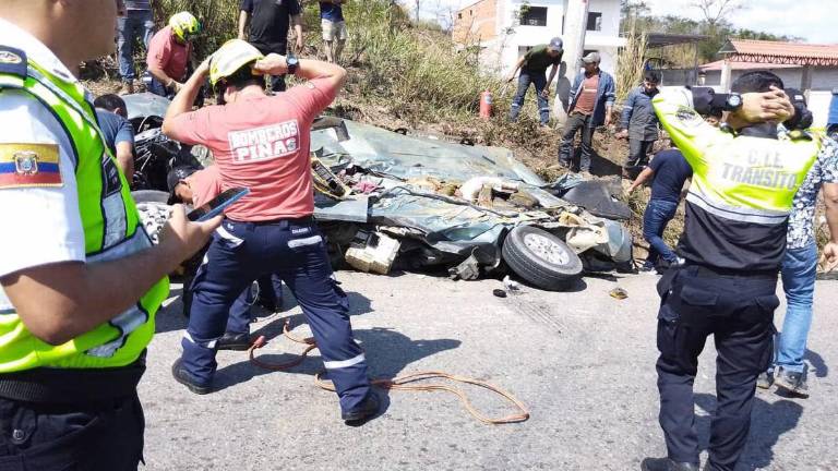 Accidente entre auto y tanquero en la vía Piñas-Portovelo provocó la muerte de cuatro personas