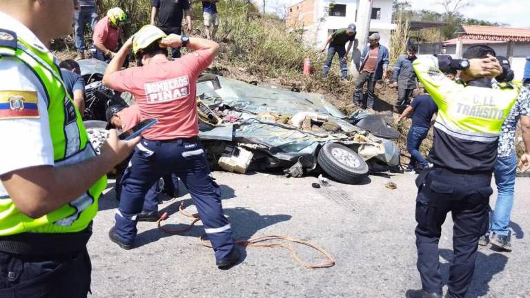 Accidente entre auto y tanquero en la vía Piñas-Portovelo provocó la muerte de cuatro personas