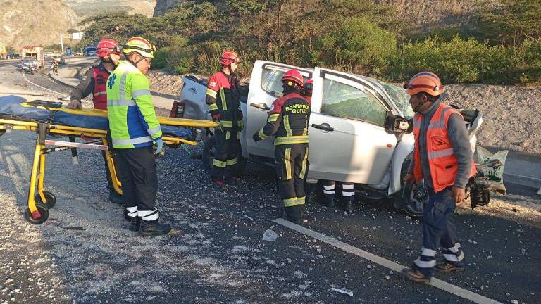 Personal de organismos de socorro en el lugar del accidente.