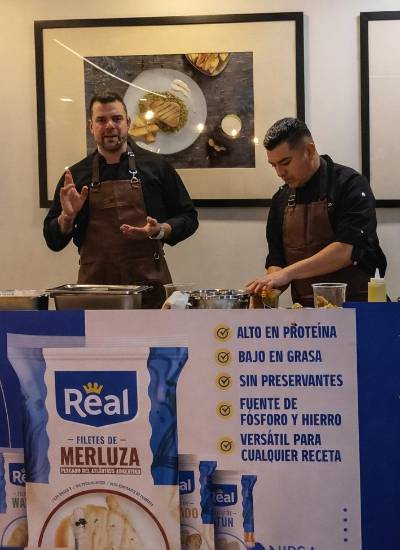 Chef manabita, José David García, prepara diferentes platos con Merluza