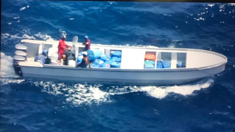 Capturan a sujetos que transportaban más de tres toneladas y media de droga frente a las costas de Manabí