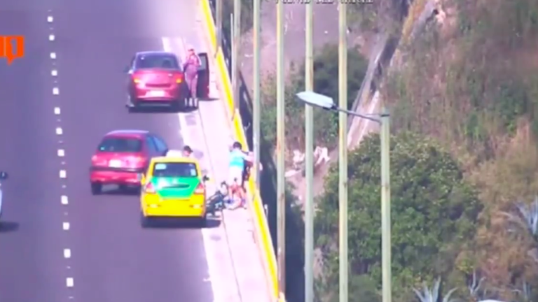 Ciudadanos frustraron intento de suicidio en el puente El Chiche en Quito