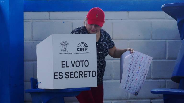 El CNE convoca a la ciudadanía ecuatoriana, a título individual o con el auspicio de organizaciones sociales,a postularse.