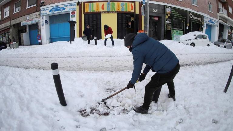 Gran tormenta de nieve paraliza las actividades en España