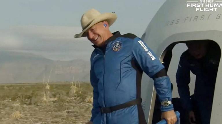 Bezos, de 57 años, fundó Blue Origin en 2000 con el objetivo de algún día construir colonias espaciales flotantes con gravedad artificial donde millones de personas trabajarán y vivirán.