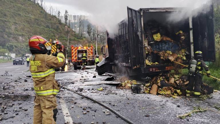 Tráiler se incendió de manera repentina en la avenida Simón Bolívar de Quito: ¿Qué transportaba?