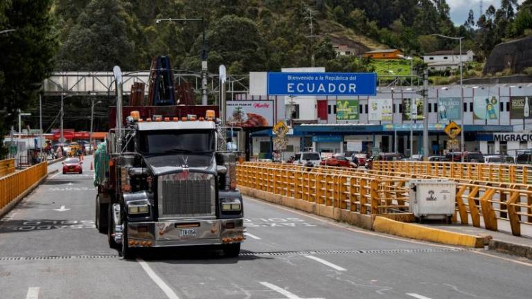 Transportistas marchan en la frontera Ecuador-Colombia contra arancel del 30%