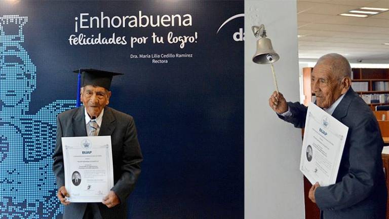 Hombre de 86 años recibió su título universitario: se graduó de ingeniero