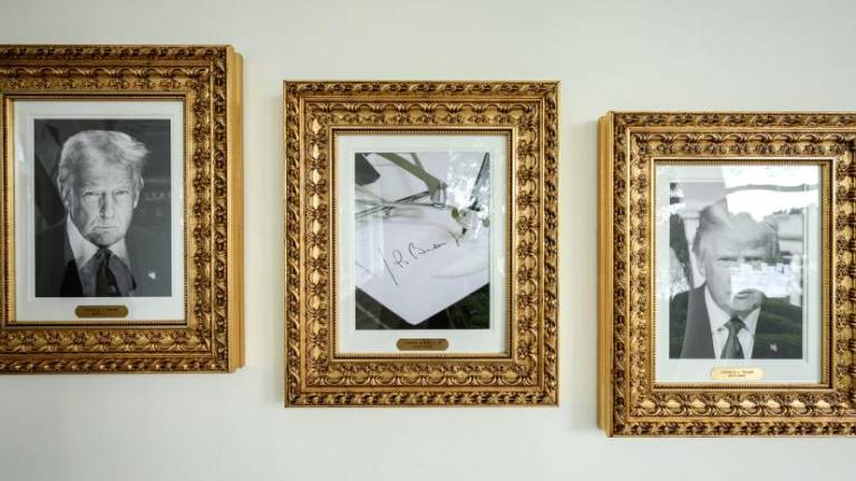 Trump se burla de Biden y reemplaza su retrato con un 'autopen' en la Casa Blanca