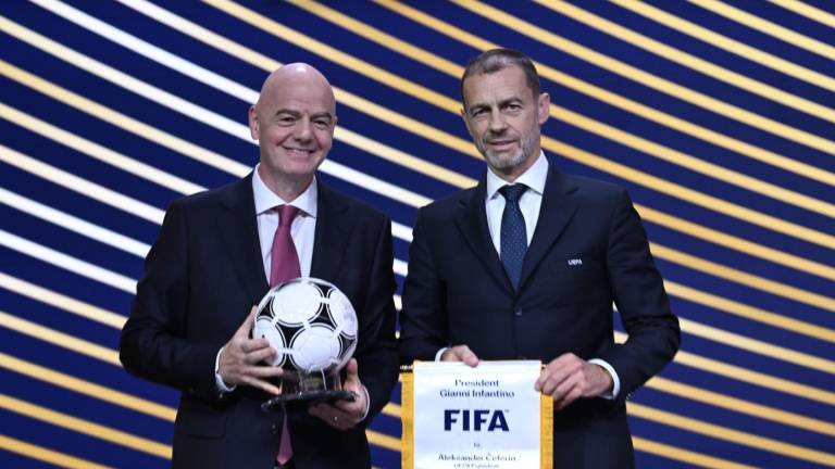 Gianni Infantino, presidente de FIFA junto a Aleksander Čeferin, presidente de UEFA.