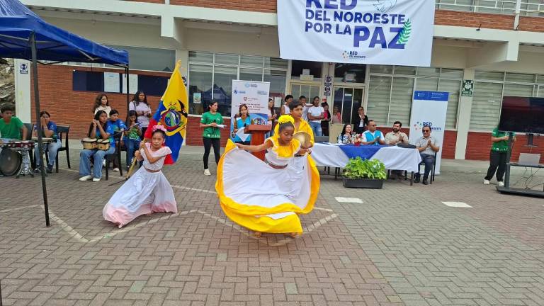 Las niñas de la Fundación Nausan realizan una presentación de danza.