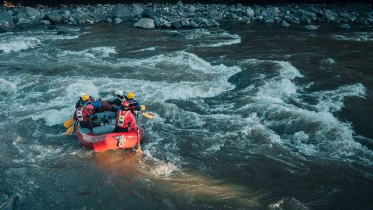 Hallan cuerpo de policía que desapareció al ser arrastrado por un río en Napo