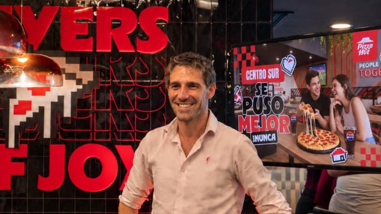 Hombre sonriente en el nuevo local Centro Sur de Pizza Hut.
