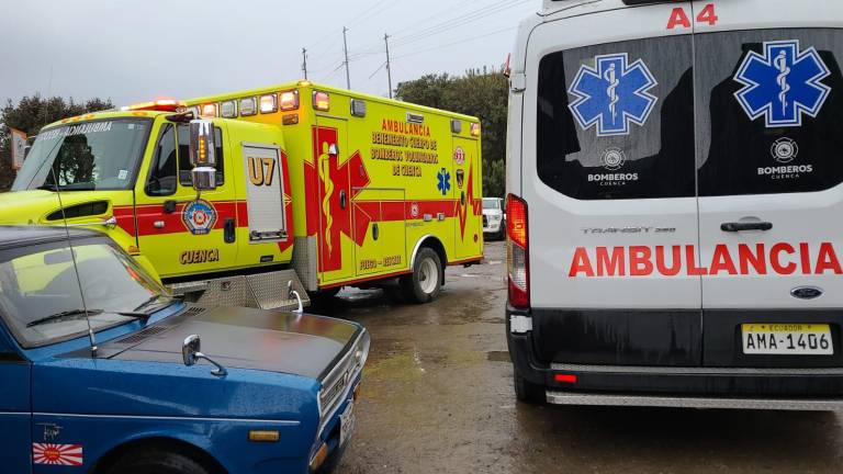 Unidades de ambulancia de los Bomberos Cuenca llegaron a asistir a los turistas heridos en el Cajas.