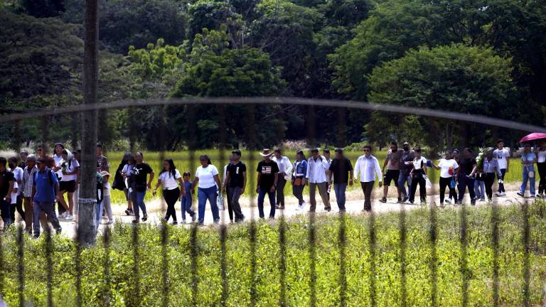 $!Una caravana de despedida acompañó en el sepelio de los ocho jóvenes asesinados de Daule.