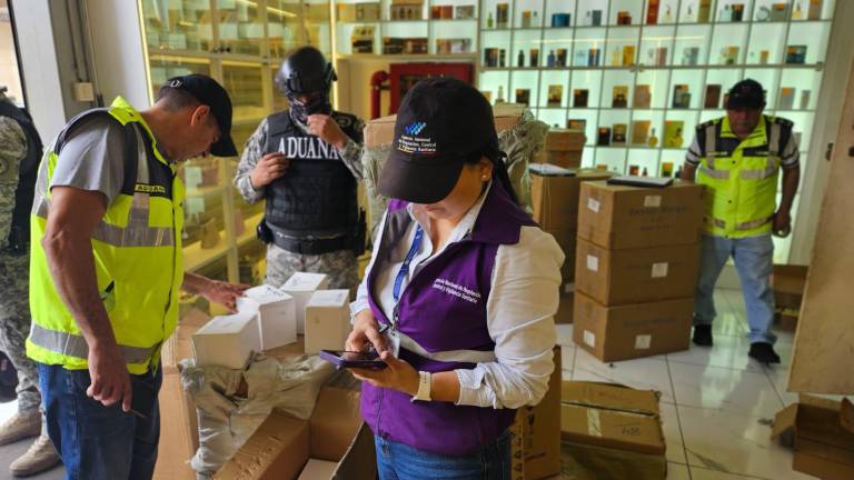 Más de 8.000 cosméticos sin permisos sanitarios fueron decomisados en 'La Bahía' de Guayaquil