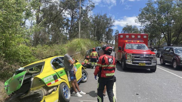 Choque múltiple de doce vehículos deja dos heridos en la Av. Simón Bolívar, en Quito