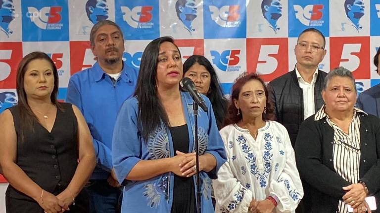 Gabriela Rivadeneira junto a militantes de la Revolución Ciudadana.