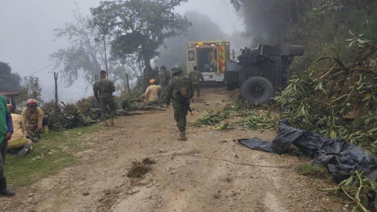 Un militar muere y ocho quedan heridos por accidente de vehículo en Azuay