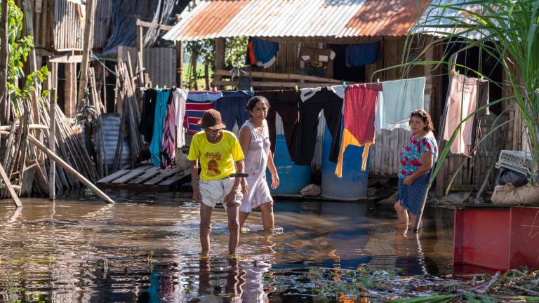 $!Fotografía de hogares bajo el agua en Ecuador tras intensas lluvias.