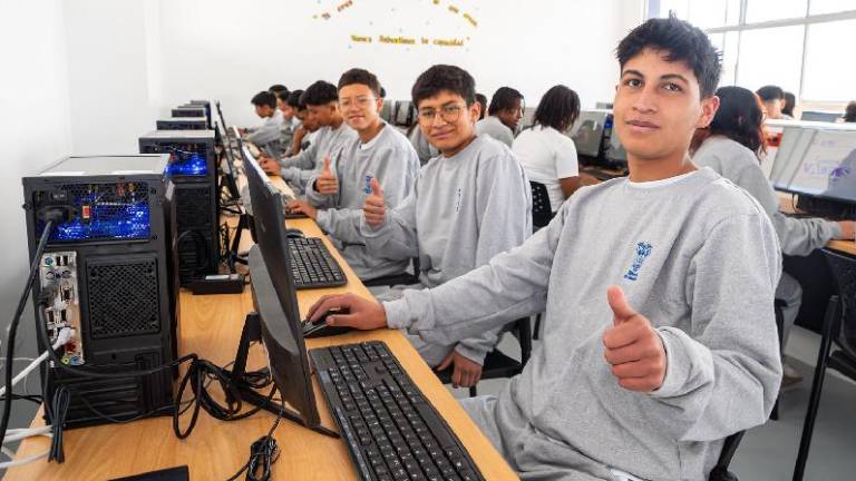 'Aula Digital': así es el plan de USD 50 millones que empieza con estudiantes de Bachillerato y Educación Superior