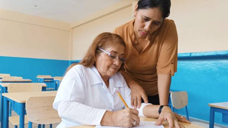 ¿Quieres terminar el colegio? Abren matrículas para 20.000 jóvenes y adultos mayores en Ecuador