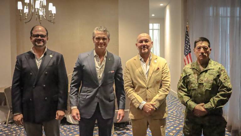 Secretario de Guerra de EE.UU. se reúne con ministros de Ecuador para fortalecer cooperación bilateral