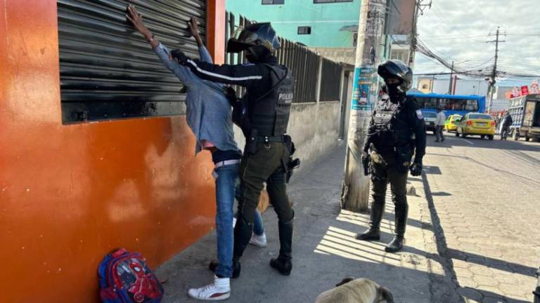 De acuerdo con las primeras indagaciones, el arma de fuego habría sido robada a un servidor policial en un asalto del que fue víctima. Foto referencial.