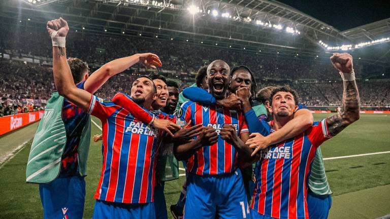 Jugadores de Crystal Palace celebrando la anotación de Jean-Philippe Mateta en la final de la UEFA Conference League.