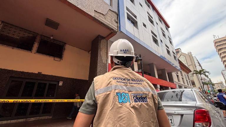 Personal técnico de Gestión de Riesgos de Segura EP realizó una inspección en un edificio de Guayaquil.