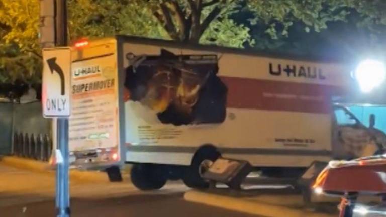 Inculpan por amenaza contra el presidente de EE.UU. a conductor de camión que embistió barrera cerca de la Casa Blanca