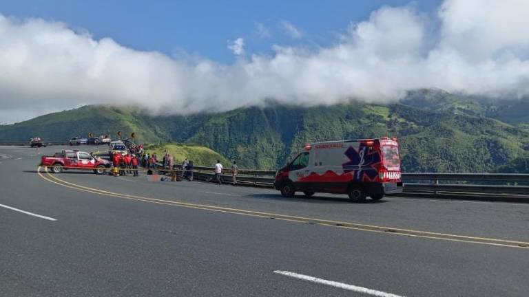 Un auto y un camión cayeron por un barranco en la vía Alóag-Santo Domingo